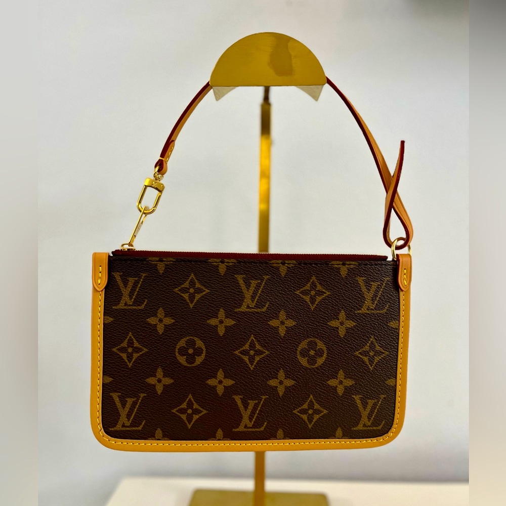 Authentic Louis Vuitton Carryall Pouch MM New - Picture 1 of 7